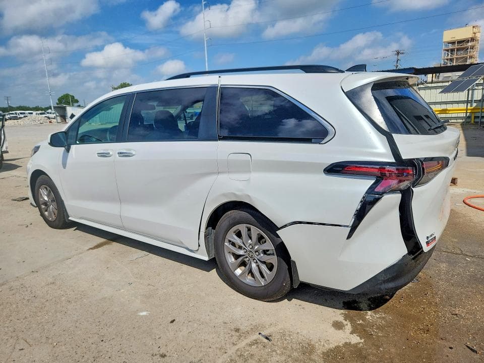 2025 TOYOTA SIENNA XLE 8-PASSENGER 2