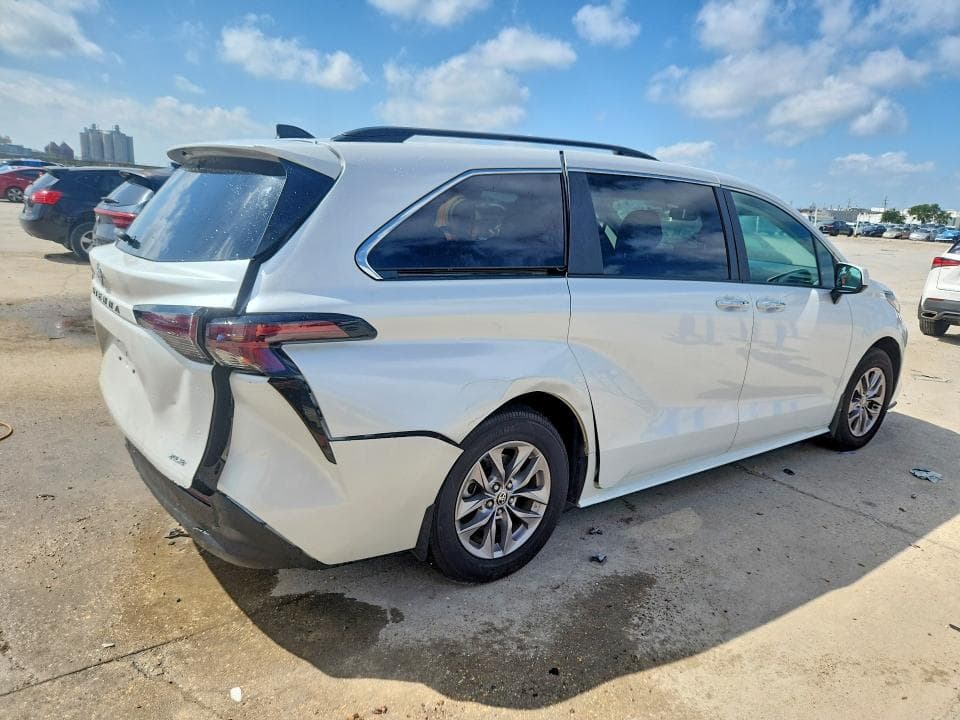 2025 TOYOTA SIENNA XLE 8-PASSENGER 3