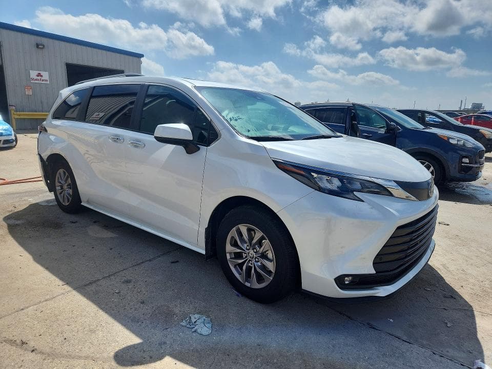 2025 TOYOTA SIENNA XLE 8-PASSENGER 4