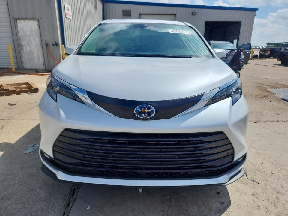 2025 TOYOTA SIENNA XLE 8-PASSENGER 5