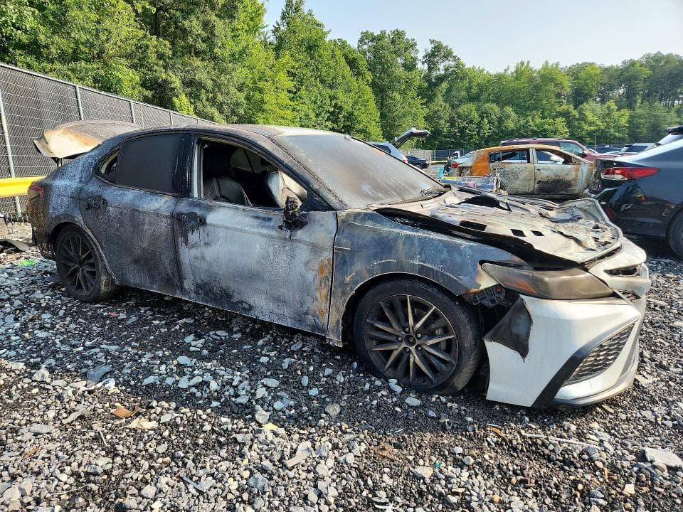 2022 TOYOTA CAMRY SE 4