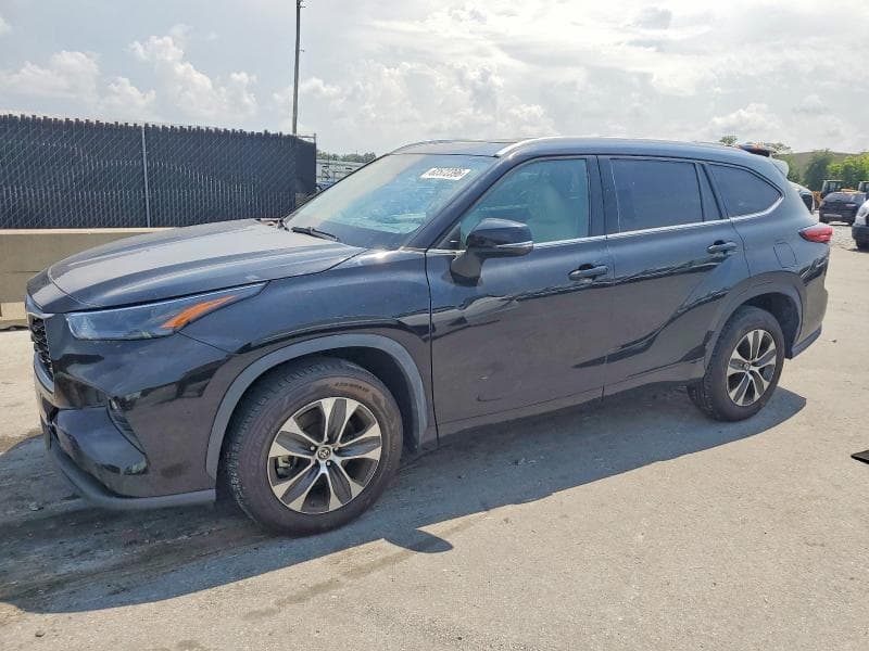 2022 TOYOTA HIGHLANDER XLE 2