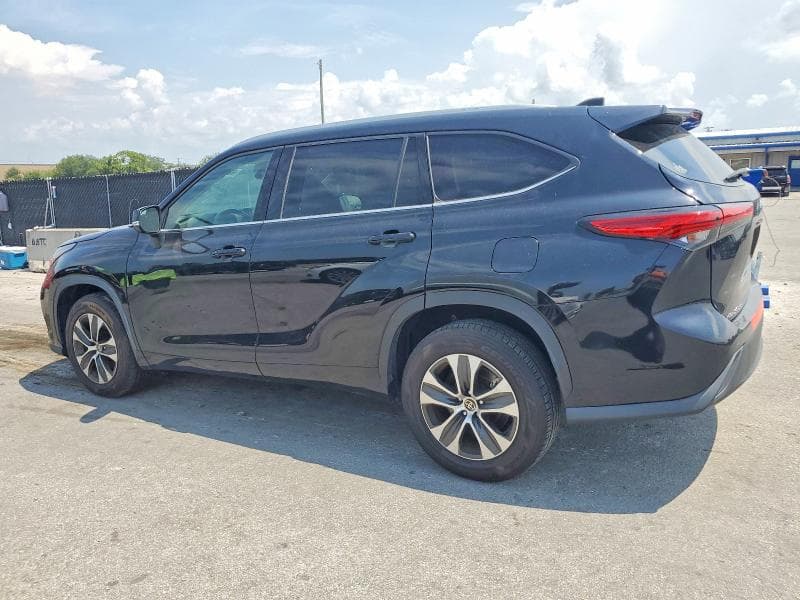 2022 TOYOTA HIGHLANDER XLE 3