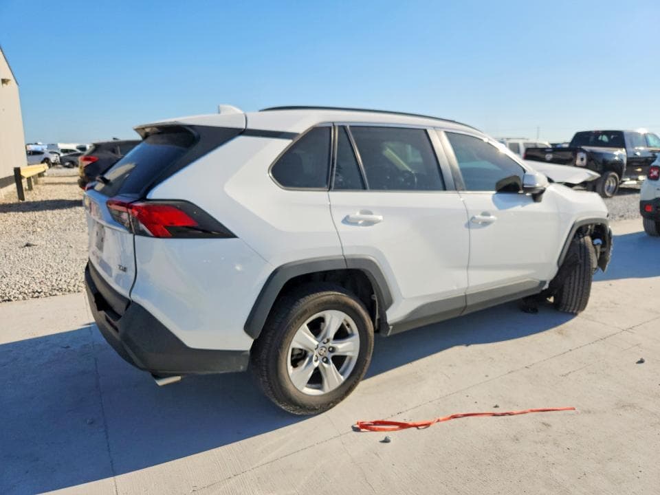 2021 TOYOTA RAV4 XLE 3