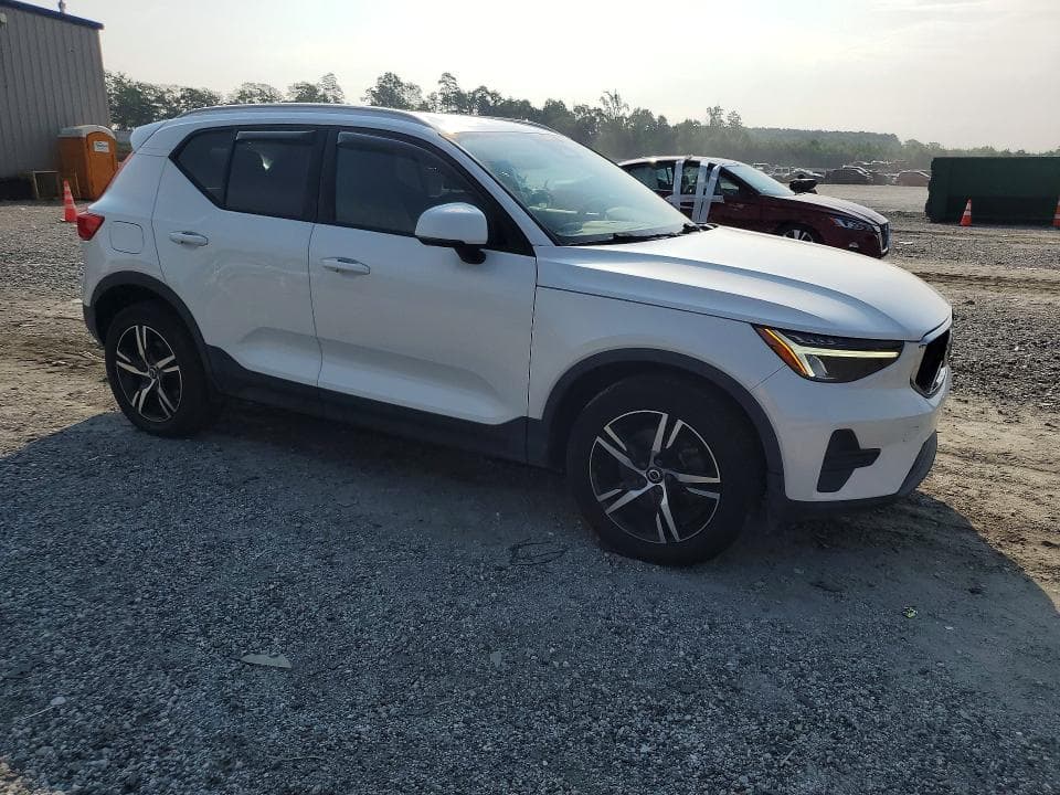 2023 VOLVO XC40 CORE 4