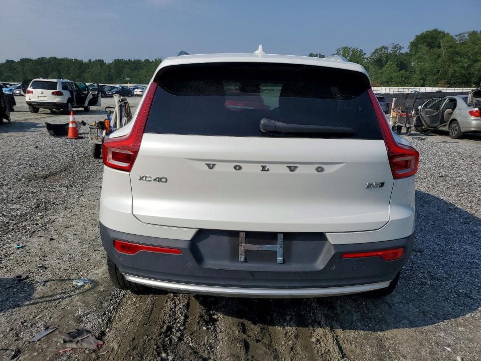 2023 VOLVO XC40 CORE 6