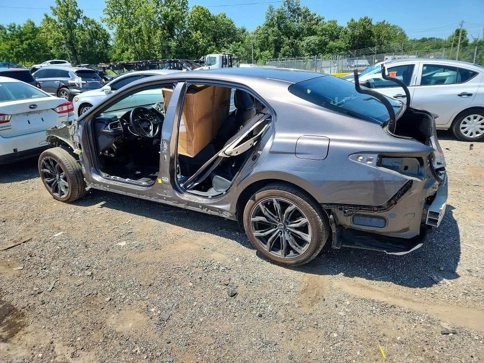 2018 TOYOTA CAMRY SE 2