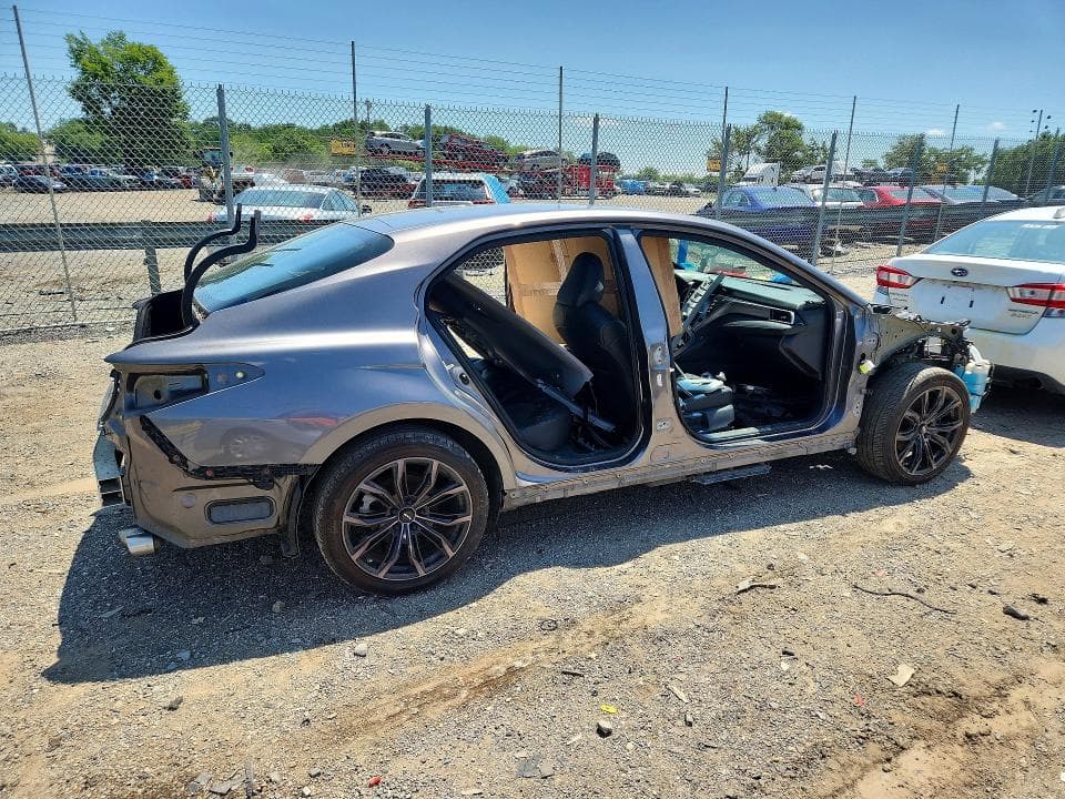 2018 TOYOTA CAMRY SE 3
