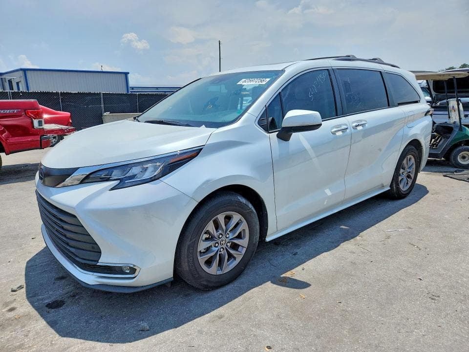 2022 TOYOTA SIENNA XLE - 1