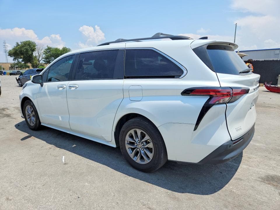 2022 TOYOTA SIENNA XLE 2