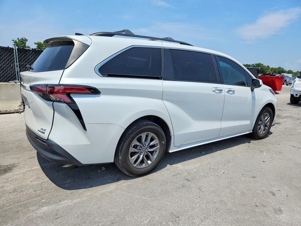 2022 TOYOTA SIENNA XLE 3