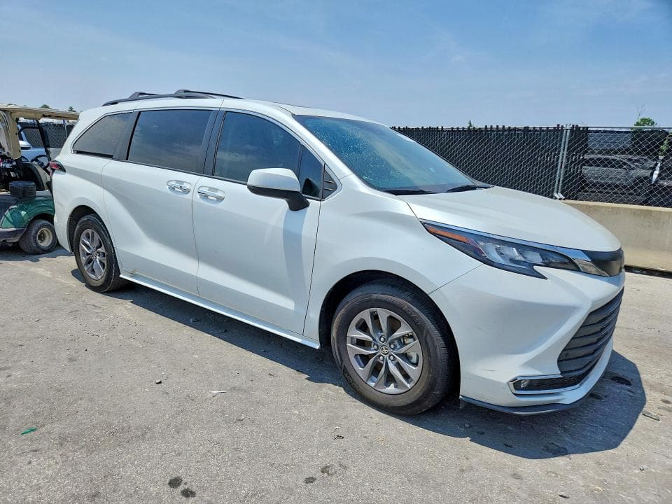 2022 TOYOTA SIENNA XLE 4