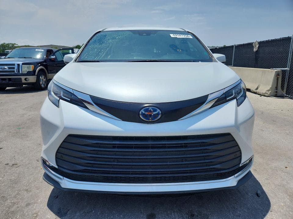 2022 TOYOTA SIENNA XLE 5