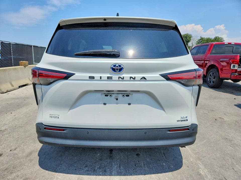 2022 TOYOTA SIENNA XLE 6