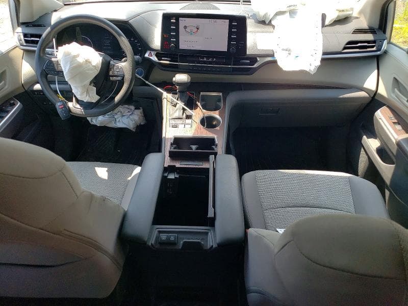 2024 TOYOTA SIENNA LE 8