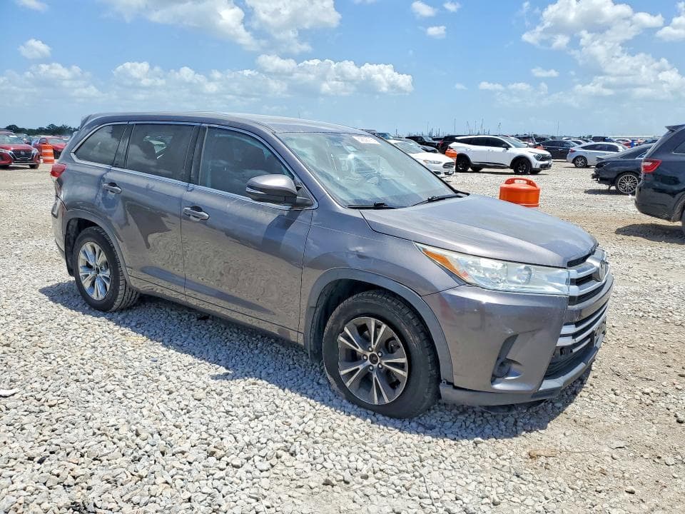 2017 TOYOTA HIGHLANDER LE 4