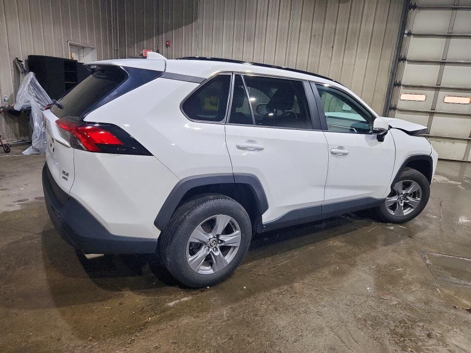 2024 TOYOTA RAV4 XLE 3