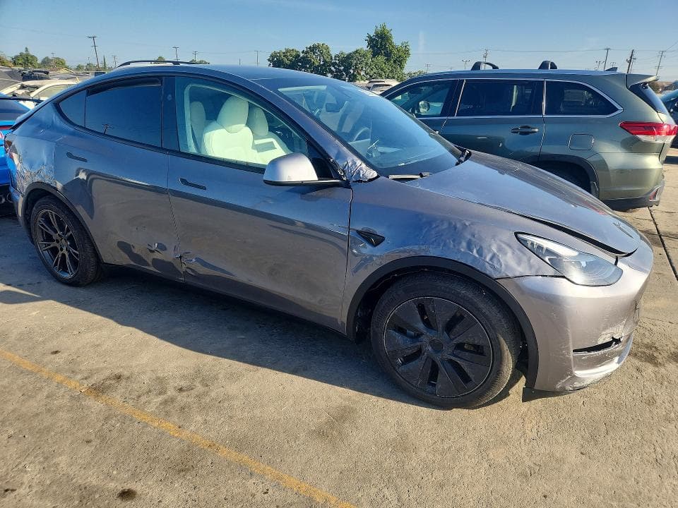2025 TESLA MODEL Y 4