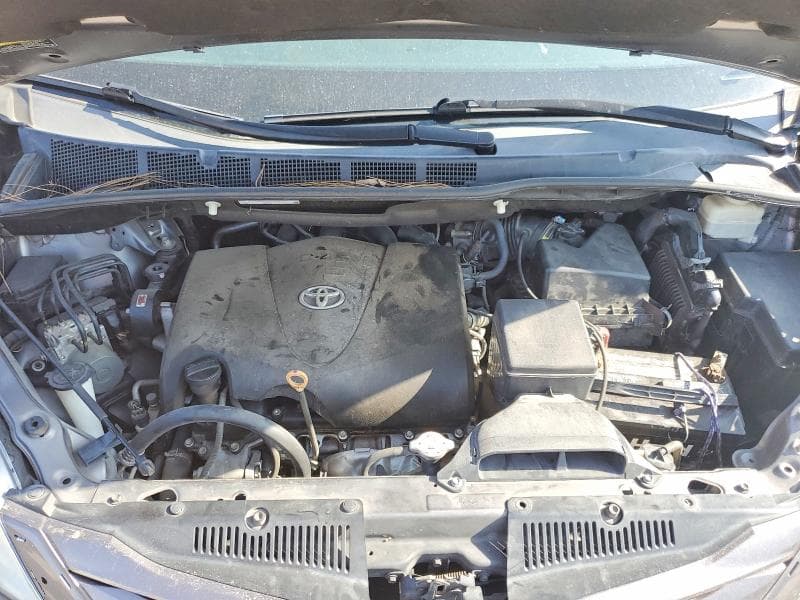 2017 TOYOTA SIENNA LE 11