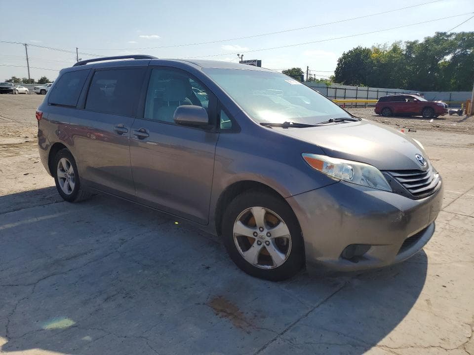 2017 TOYOTA SIENNA LE 4