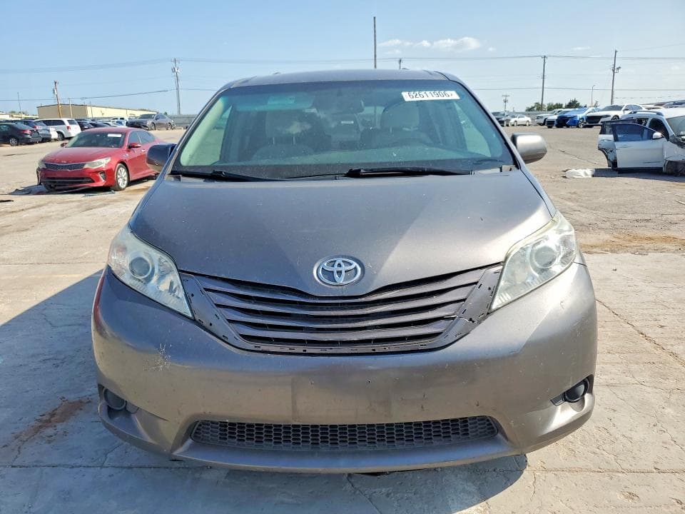 2017 TOYOTA SIENNA LE 5