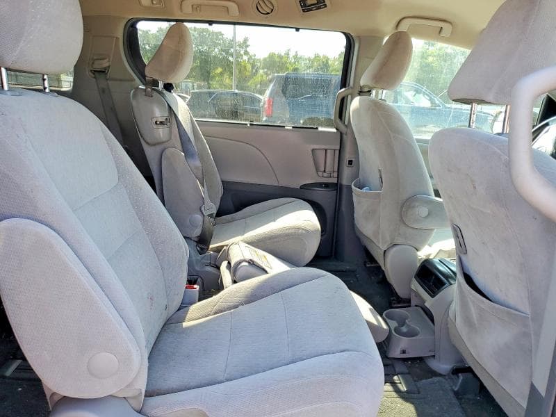 2017 TOYOTA SIENNA LE 10