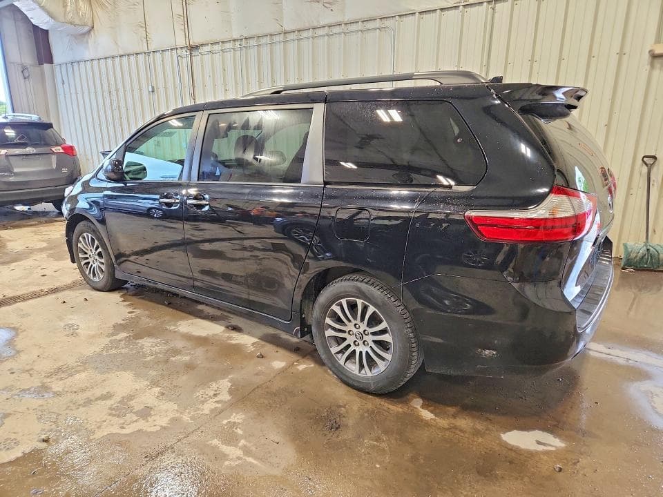 2018 TOYOTA SIENNA XLE 8-PASSENGER 2