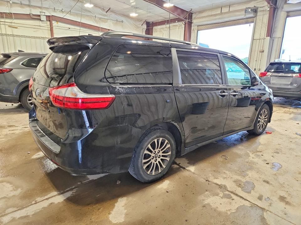 2018 TOYOTA SIENNA XLE 8-PASSENGER 3