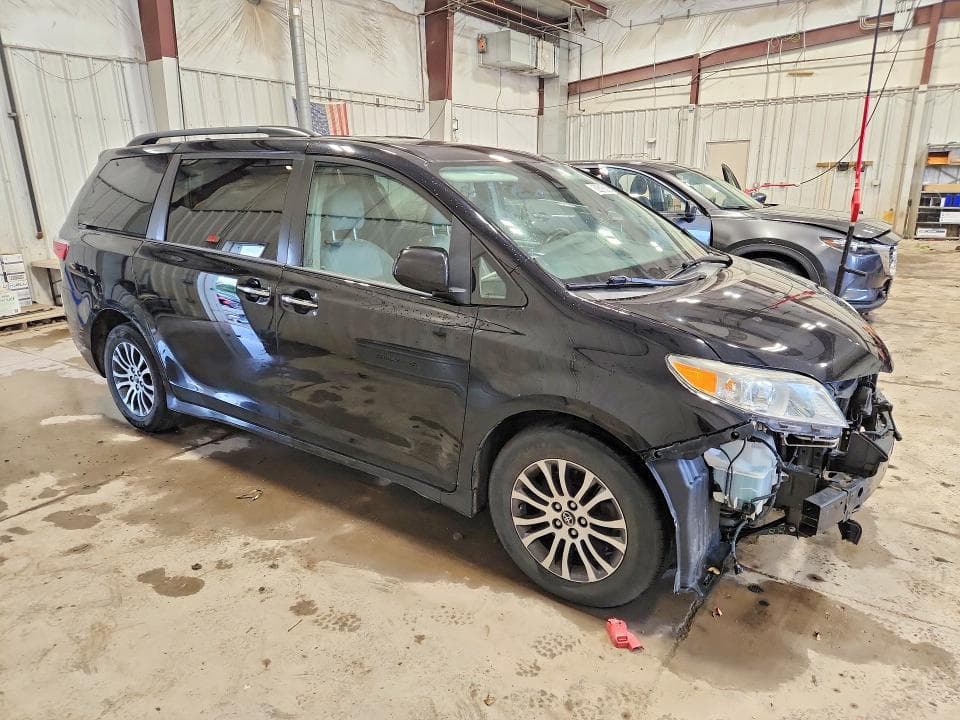 2018 TOYOTA SIENNA XLE 8-PASSENGER 4