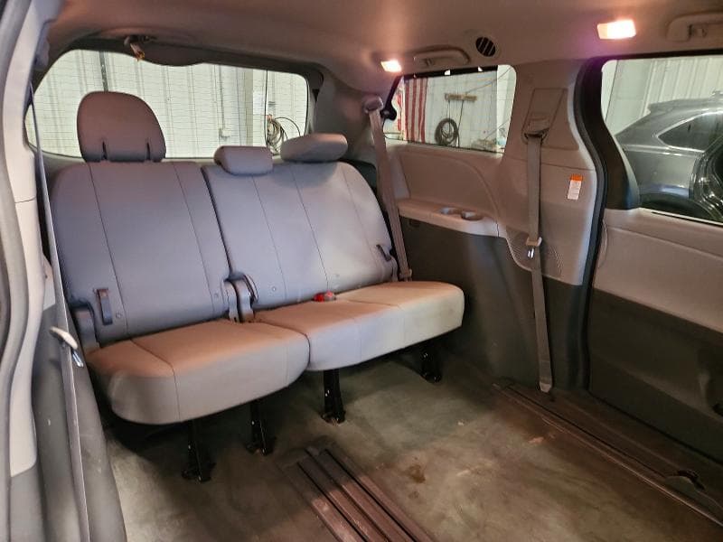 2018 TOYOTA SIENNA XLE 8-PASSENGER 10