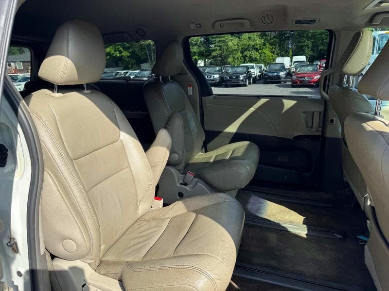 2017 TOYOTA SIENNA XLE 7-PASSENGER 12