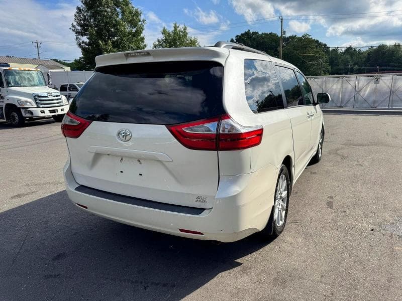 2017 TOYOTA SIENNA XLE 7-PASSENGER 3