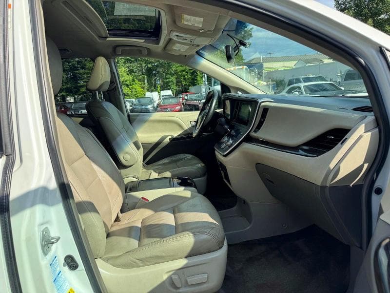 2017 TOYOTA SIENNA XLE 7-PASSENGER 9