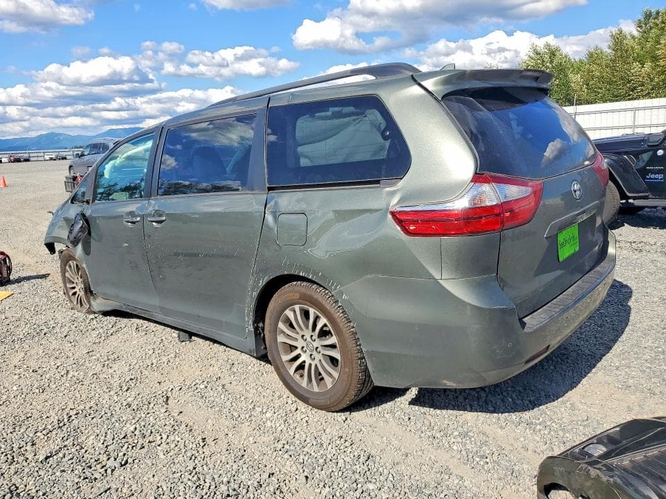 2018 TOYOTA SIENNA XLE 8-PASSENGER 2