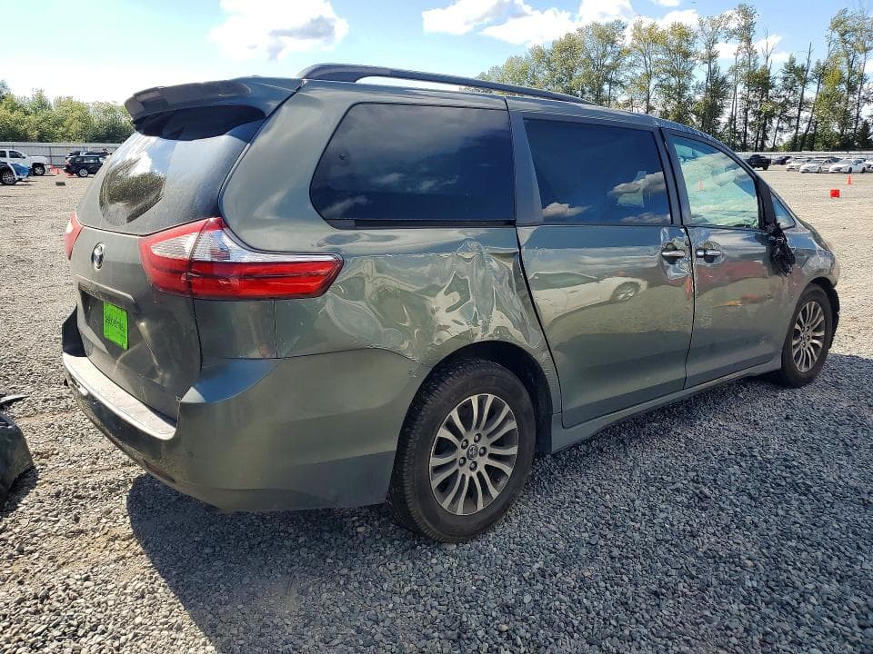 2018 TOYOTA SIENNA XLE 8-PASSENGER 3