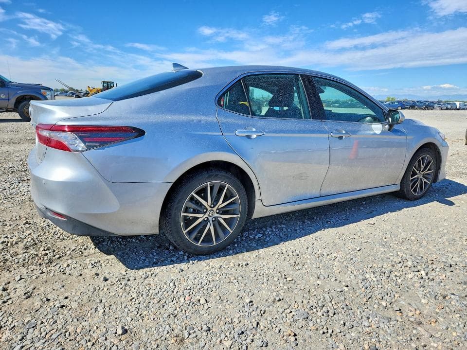 2023 TOYOTA CAMRY XLE 3