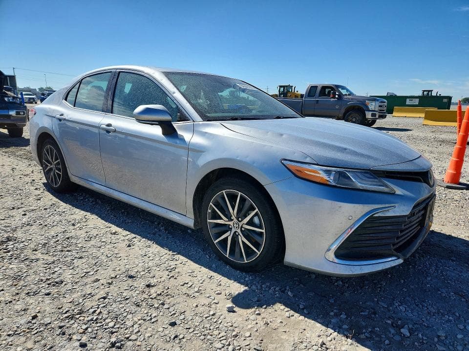 2023 TOYOTA CAMRY XLE 4