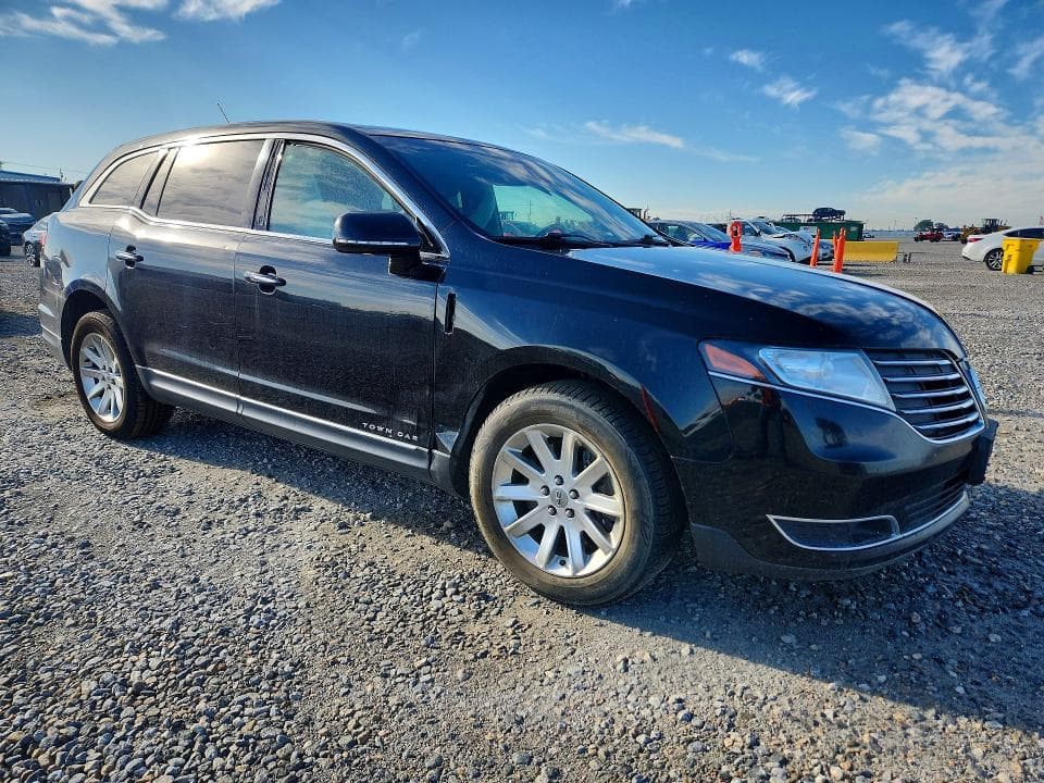 2017 LINCOLN MKT 4