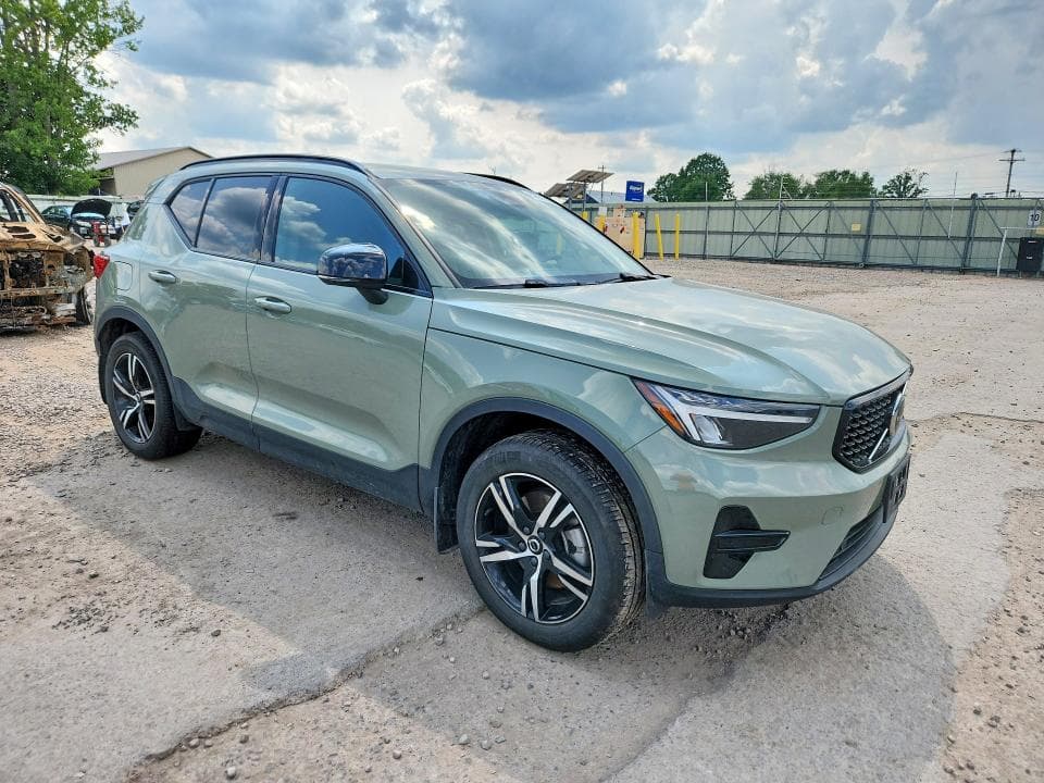 2024 VOLVO XC40 CORE 4