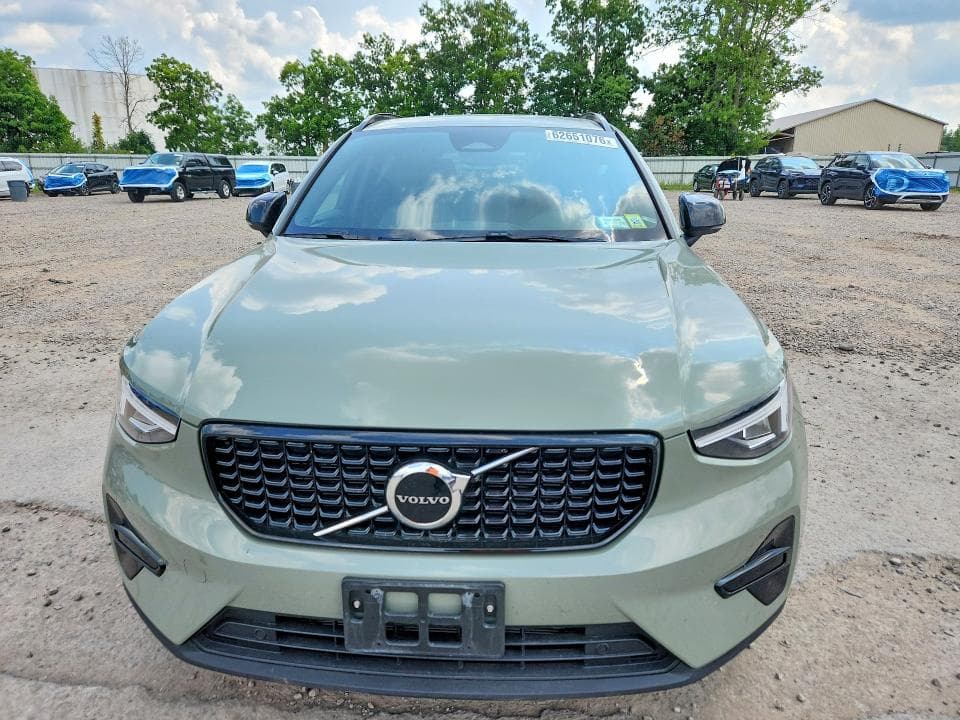 2024 VOLVO XC40 CORE 5