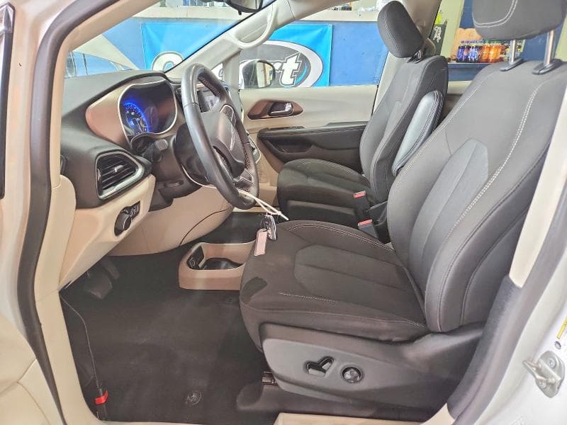 2023 CHRYSLER VOYAGER LX 7
