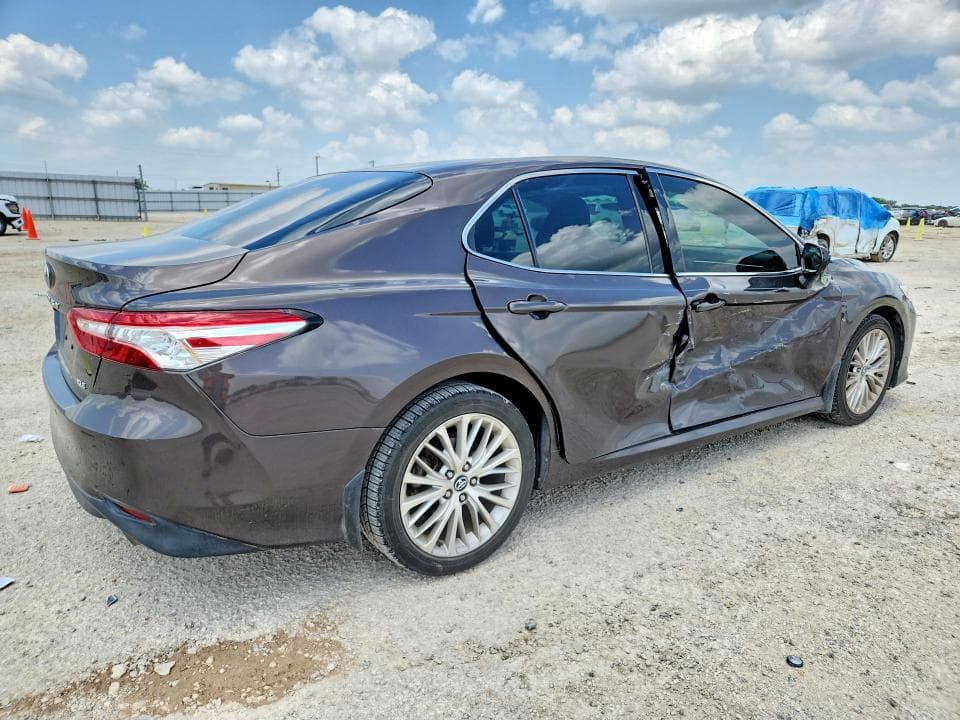2018 TOYOTA CAMRY XLE 3