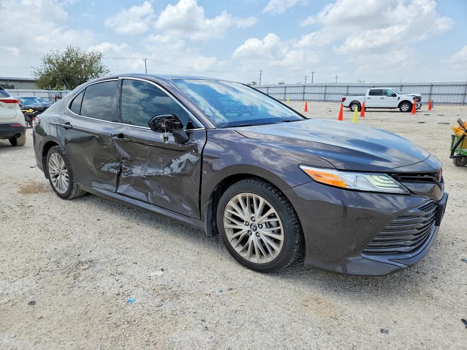 2018 TOYOTA CAMRY XLE 4