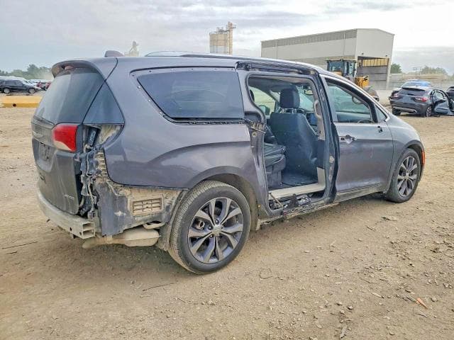 2017 CHRYSLER PACIFICA LIMITED 3
