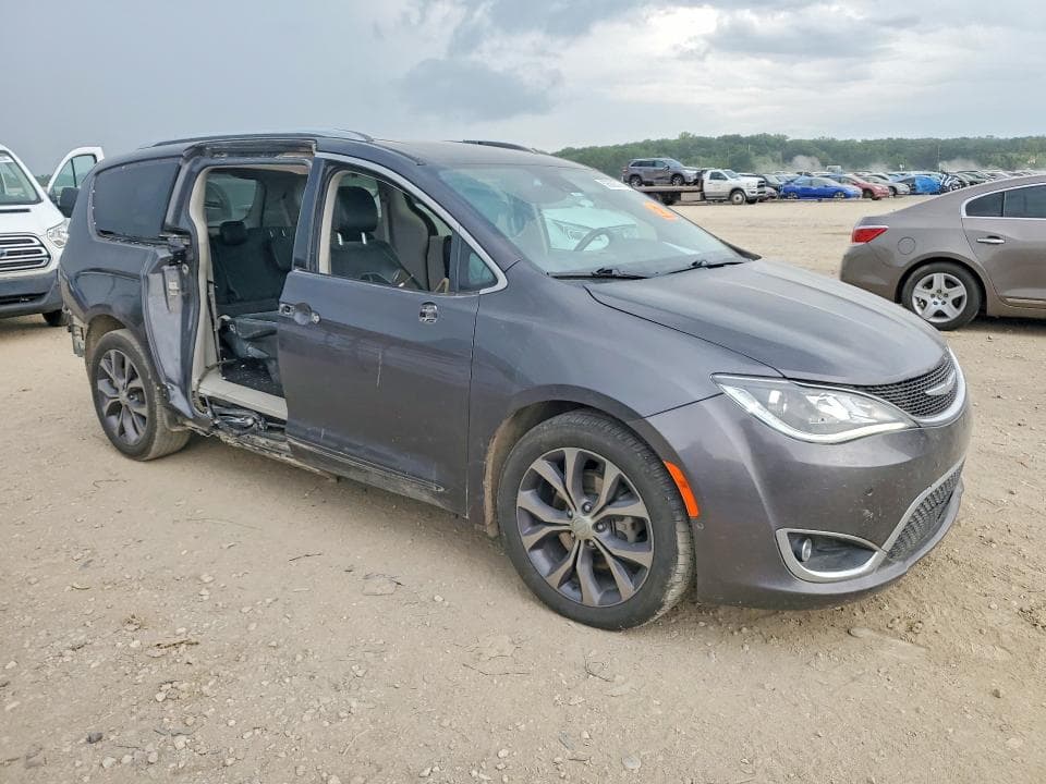 2017 CHRYSLER PACIFICA LIMITED 4