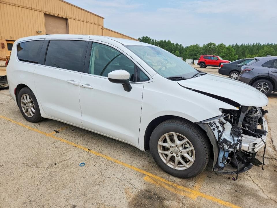 2023 CHRYSLER VOYAGER LX 4