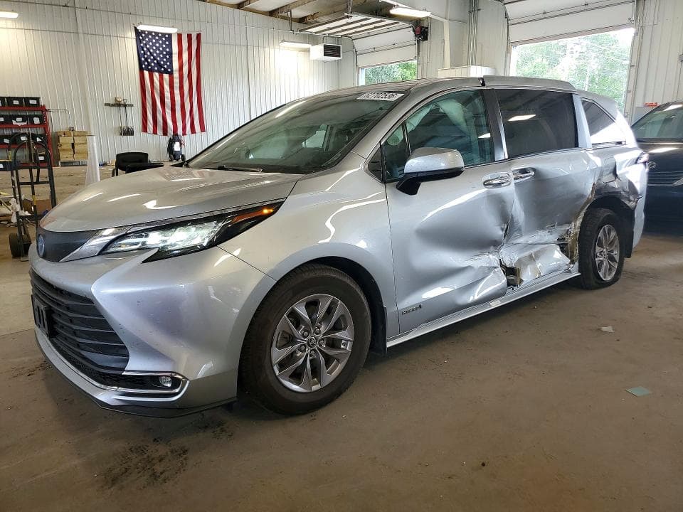 2021 TOYOTA SIENNA XLE - 1