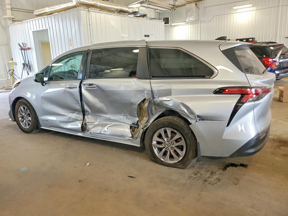 2021 TOYOTA SIENNA XLE 2