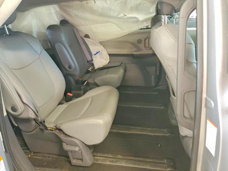 2021 TOYOTA SIENNA XLE 11