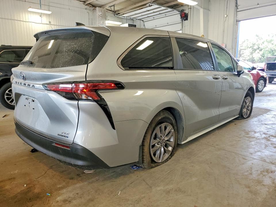 2021 TOYOTA SIENNA XLE 3